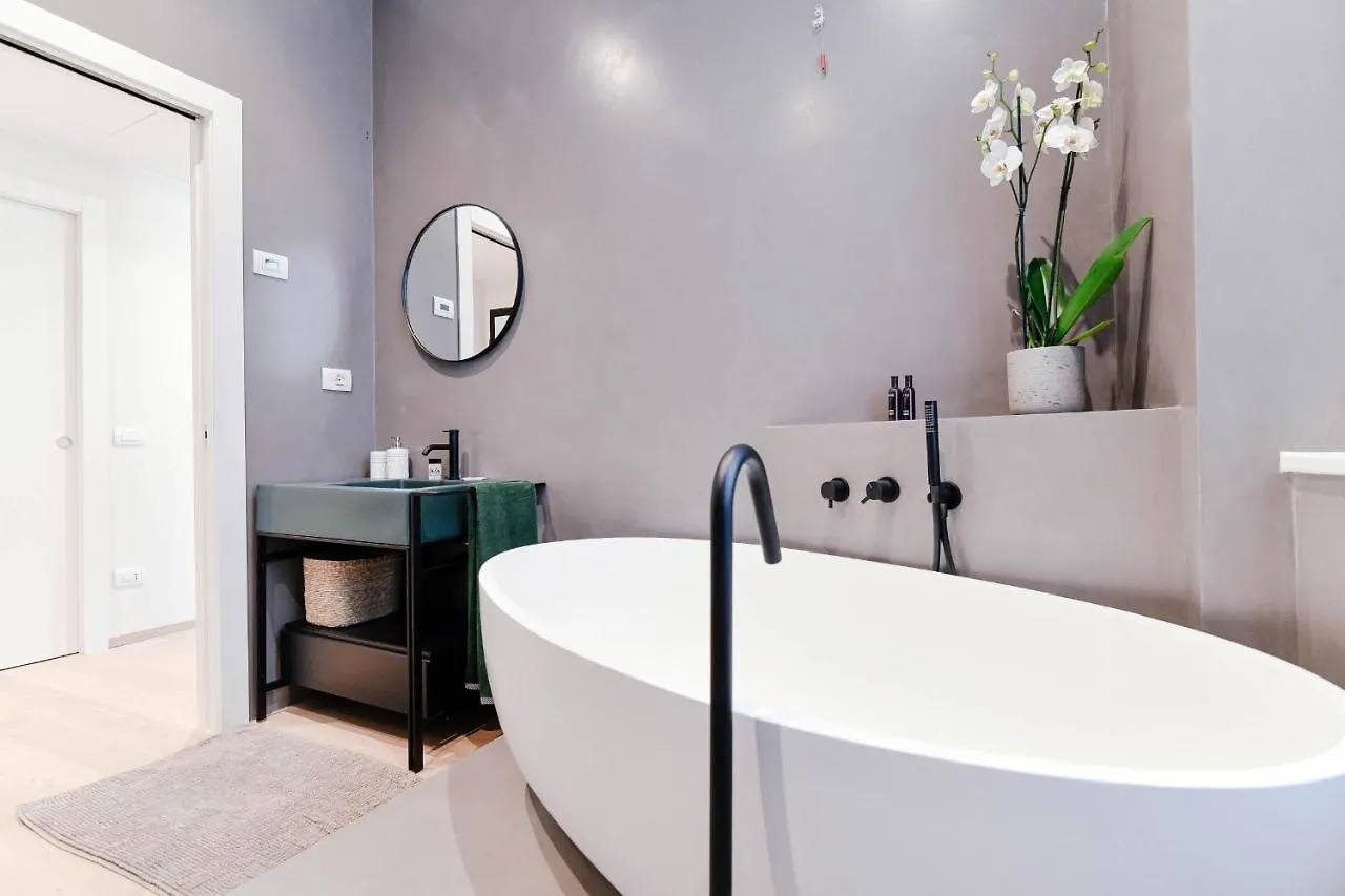 Apartment Cathedral Suite - The House Of Travelers Como Italy